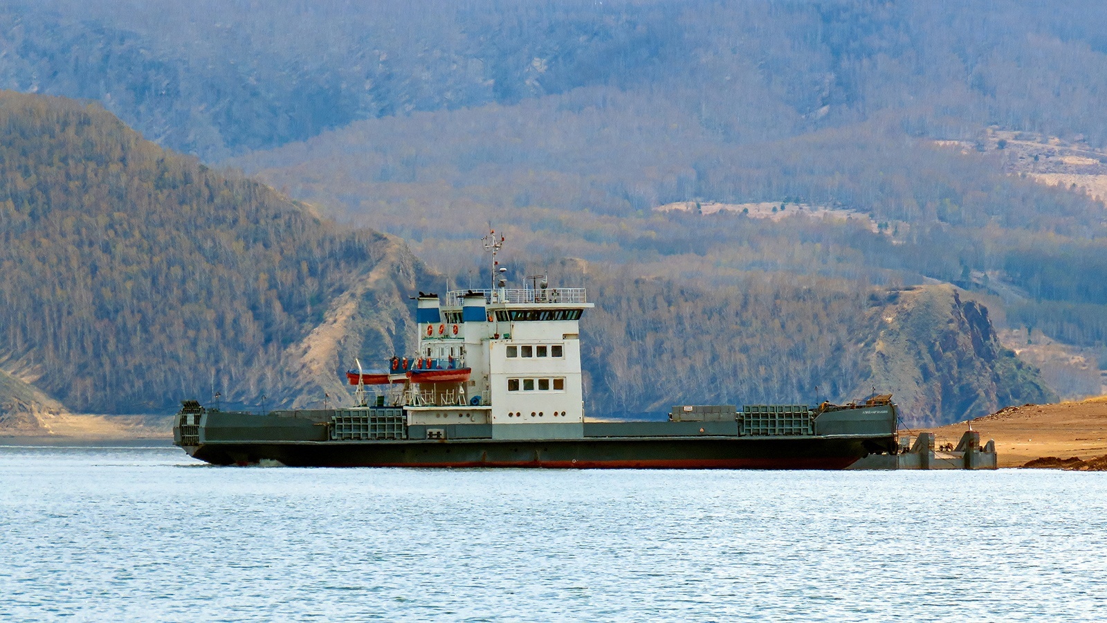 С 22 апреля начинает работать паромная переправа через Красноярское водохранилище..